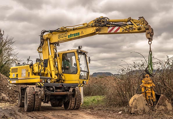 挖掘机与推土机的区别:哪种更适合您?